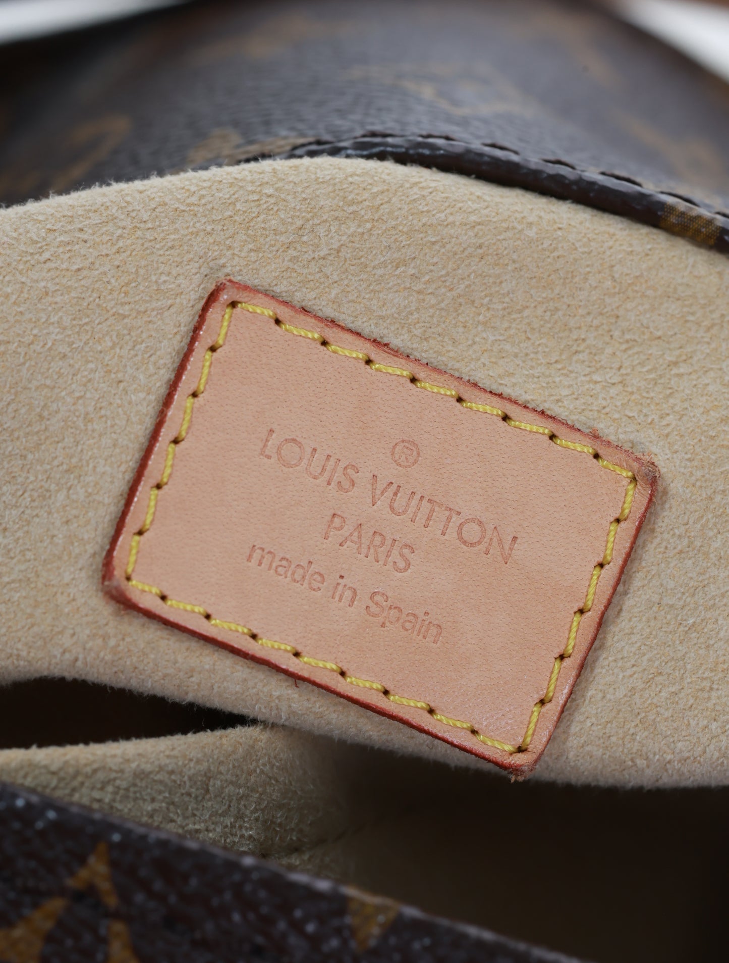 LOUIS VUITTON Artsy MM Monogram