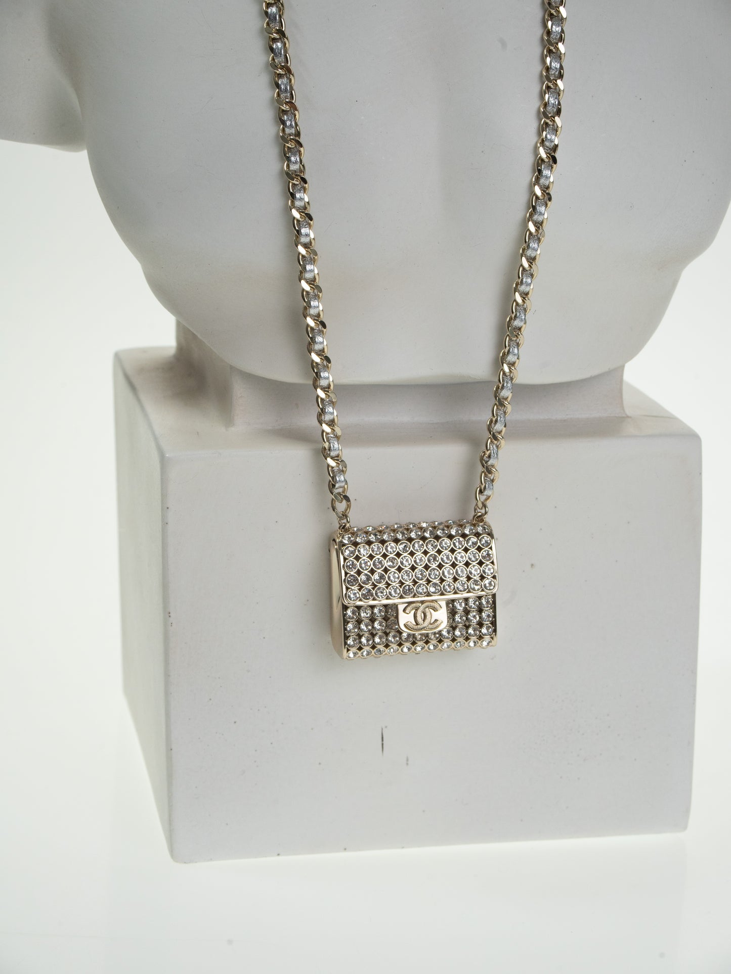 CHANEL lange Halskette mit Anhänger mit Strass Tasche Silber